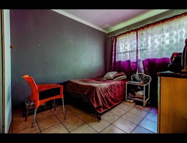 2 BEDROOM FLAT FOR SALE IN KEMPTON PARK CENTRAL